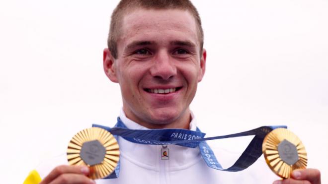 Remco Evenepoel mostrando sus medallas (Foto: Cordon Press)