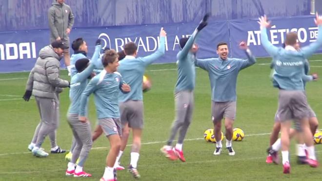 Simeone y los jugadores durante el entrenamiento del Atlético (Fuente: ElDesmarque)