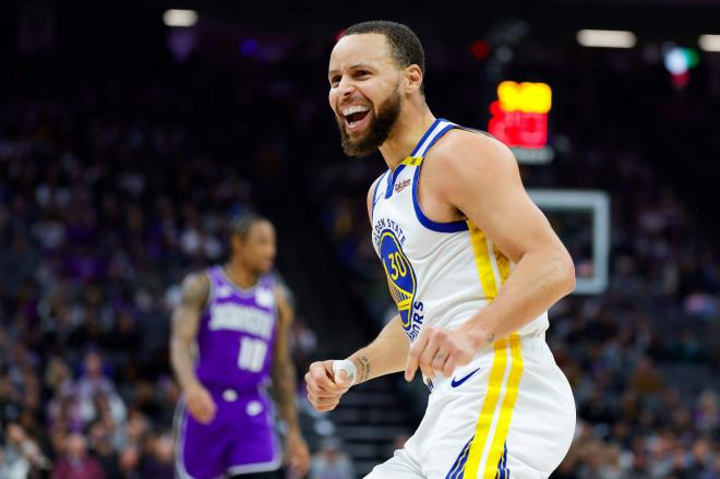 Stephen Curry celebra una canasta en un Golden State Warriors-Sacramento Kings (Foto: Cordon Press)