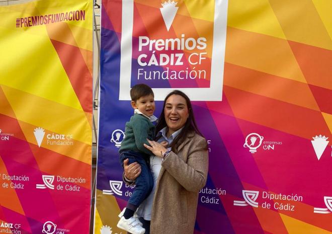 Rocío posa con Martín, el pequeño al que va a ayudar el Cádiz.