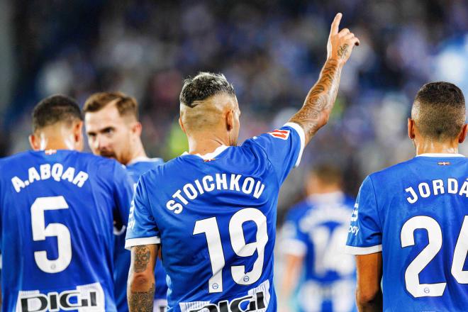 Stoichkov celebra un gol con el Alavés (FOTO: Cordón Press).