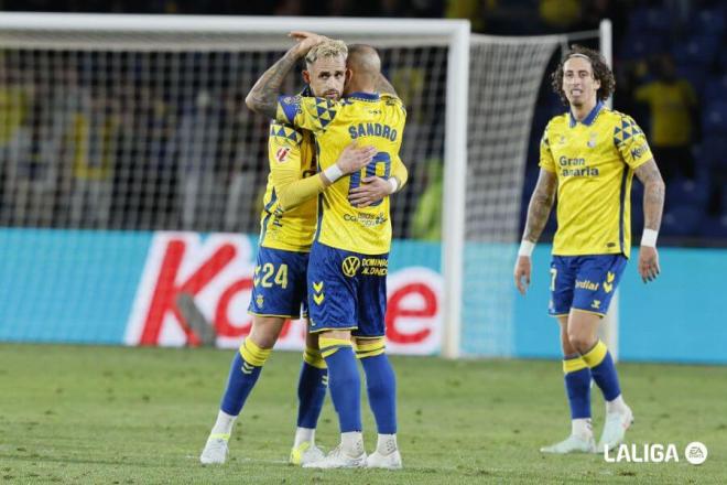 Januzaj celebrando su gol en el Las Palmas-Osasuna con Sandro y Fabio Silva (Foto: LALIGA).