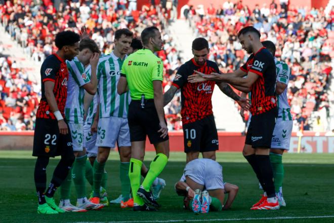 Jesús Rodríguez, lesionado en el Mallorca-Betis (Foto: EFE).