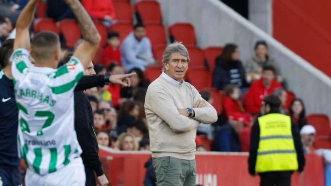 Pellegrini observa un saque de banda de Arribas en el Mallorca-Betis (Foto: EFE).