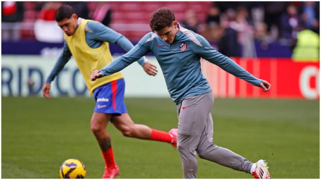 Julián Álvarez calentando antes del partido contra el Villareal. (Foto: @Atleti)