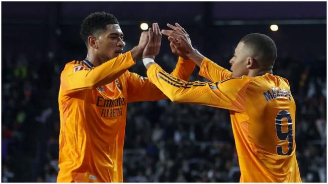 Jude Bellingham y Kylian Mbappé celebrando el primer gol frente al Valladolid. (Foto: EFE)