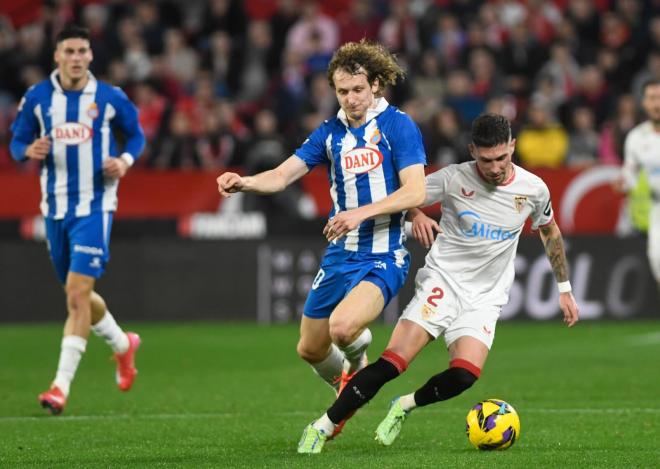 José Ángel Carmona y Kral, en el Sevilla-Espanyol (Foto: Kiko Hurtado).