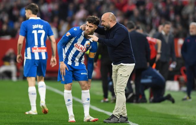 Javi Puado y Manolo González, en el Sevilla-Espanyol (Foto: Kiko Hurtado).