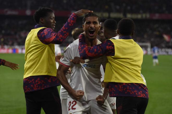 Loïc Badé celebra su gol en el Sevilla-Espanyol (Foto: Kiko Hurtado).