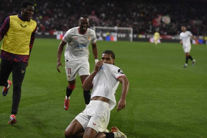 Loïc Badé besa el escudo tras marcar su gol al Espanyol (Foto: Kiko Hurtado).