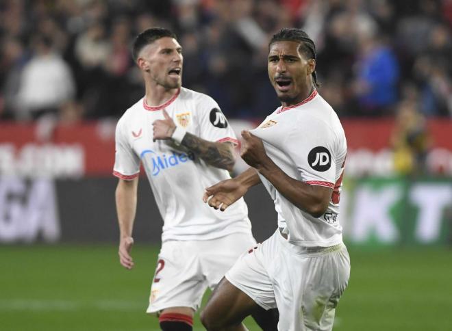 Loïc Badé celebra su gol en el Sevilla-Espanyol (Foto: Kiko Hurtado).