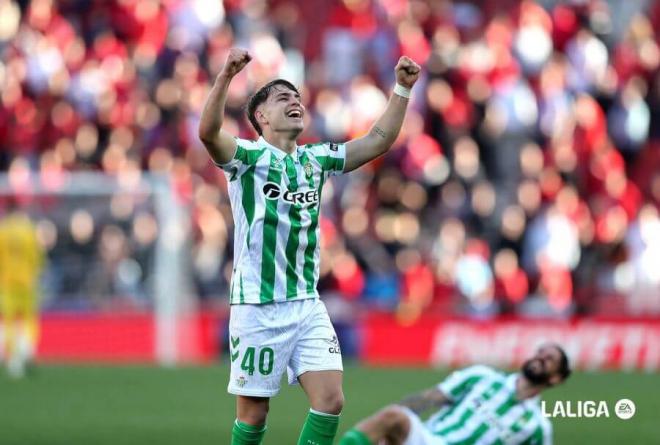 Ángel Ortiz celebra el triunfo del Betis (Foto: LaLiga)