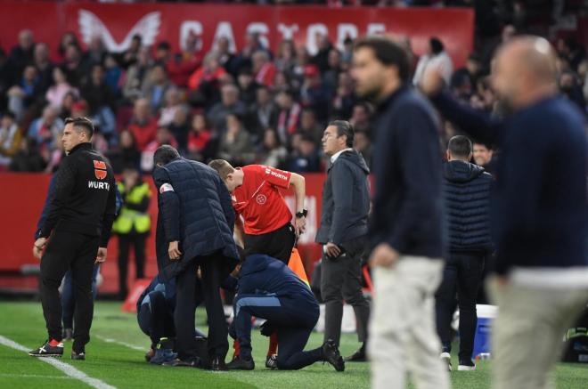 Cerezo Parfenof, atendido por los médicos del Sevilla (Foto: Kiko Hurtado).