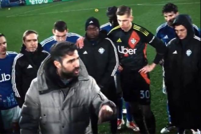 Cesc Fábregas dando una charla a los jugadores del Como tras perder ante el Atalanta.