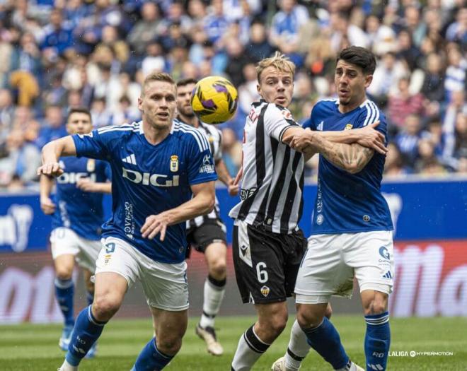 Alemao disputando un balón en el Real Oviedo-Castellón (Foto: LALIGA).