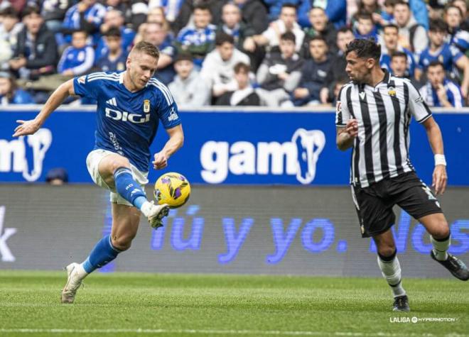 Alemao conduce un balón en el Real Oviedo-Castellón (Foto: LALIGA).