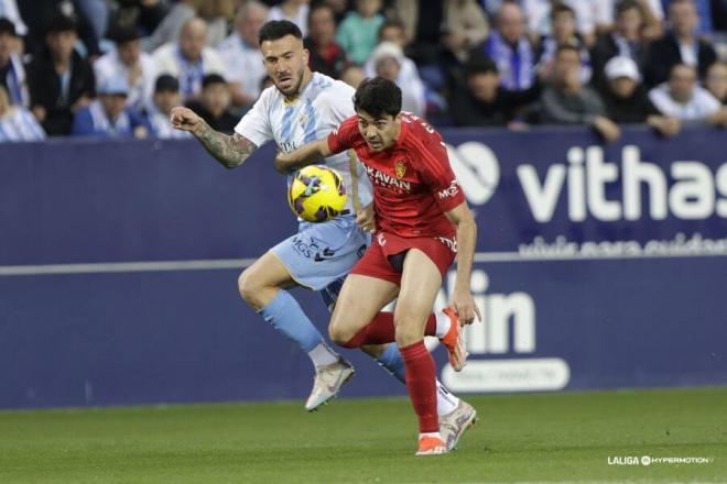 Dioni trata de llevarse el balón en el Málaga-Zaragoza de la 24/25 (Foto: LALIGA).