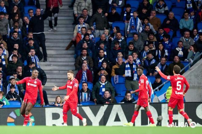 Christantus Uche celebra el gol con sus compañeros en el Real Sociedad-Getafe (FOTO: LALIGA).