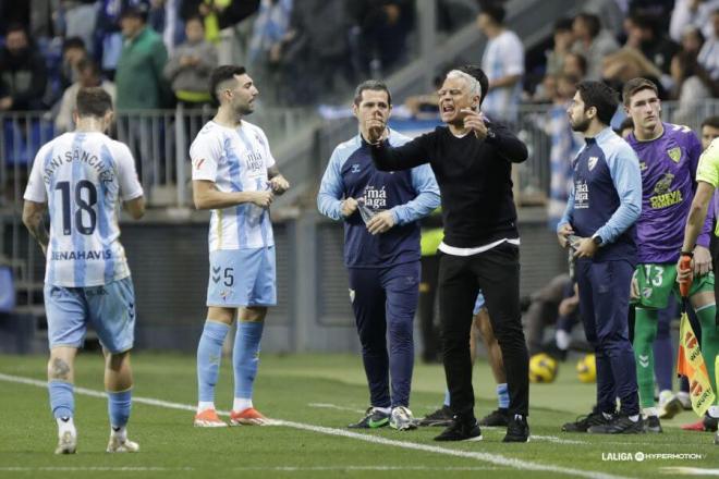 Pellicer dirige a sus jugadores en el Málaga-Zaragoza. (Foto: LALIGA)