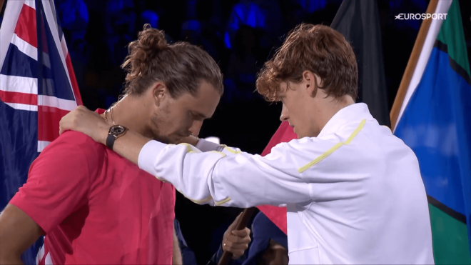 Sinner consuela a Zverev tras la final del Open de Australia.