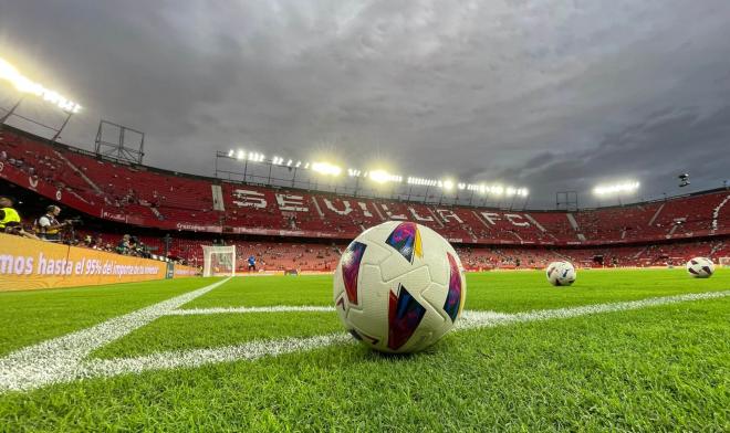 Un balón sobre el césped del Ramón Sánchez-Pizjuán (Foto: Kiko Hurtado).