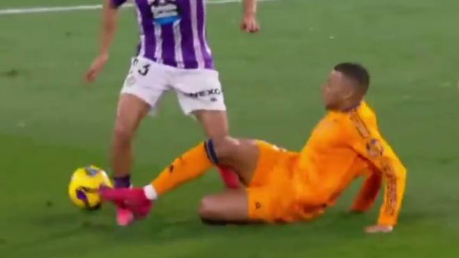 La acción por la que piden la expulsión de Mbappé (Redes Sociales)