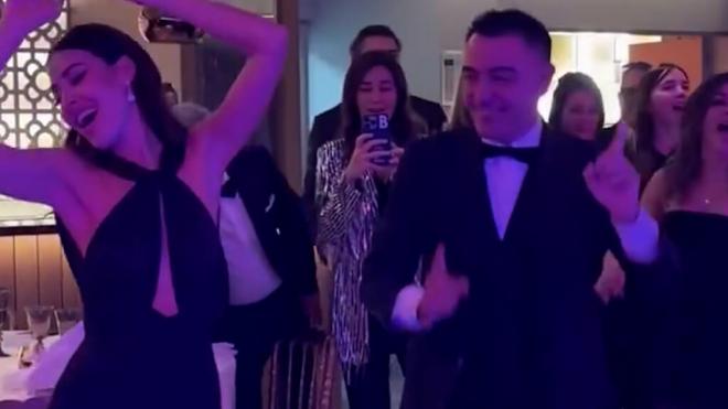 Xavi Hernández y su mujer bailando en su fiesta de cumpleaños. (Foto: @nuriacunillera81)