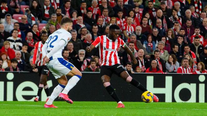 Iñaki Williams centra un balón ante el CD Leganés en el partido de San Mamés (Foto: Athletic Club).