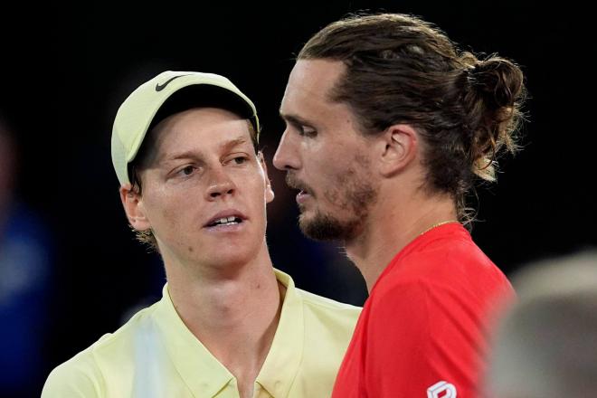 Sinner y Zverev, tras la final del Open de Australia (FOTO: Cordón Press).