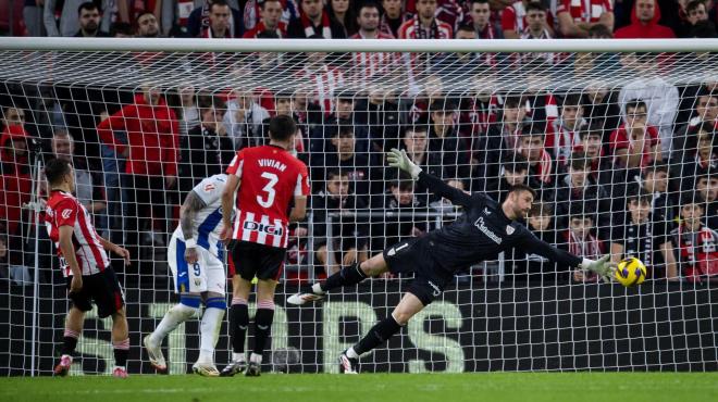 Vuelo de Unai Simón ante el Leganés en San Mamés (Foto: Athletic Club).