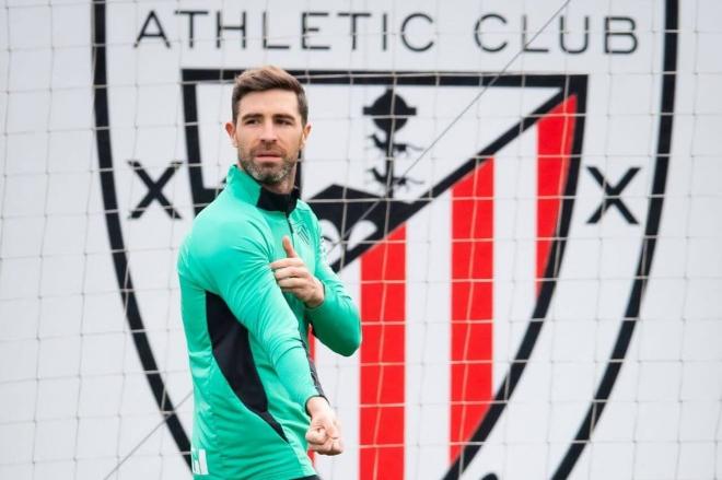 El central Yeray Álvarez se entrena ante el escudo en Lezama (Foto: Athletic Club).