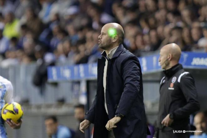 Miguel Ángel Ramírez, en la banda del Málaga-Zaragoza (FOTO: LALIGA).