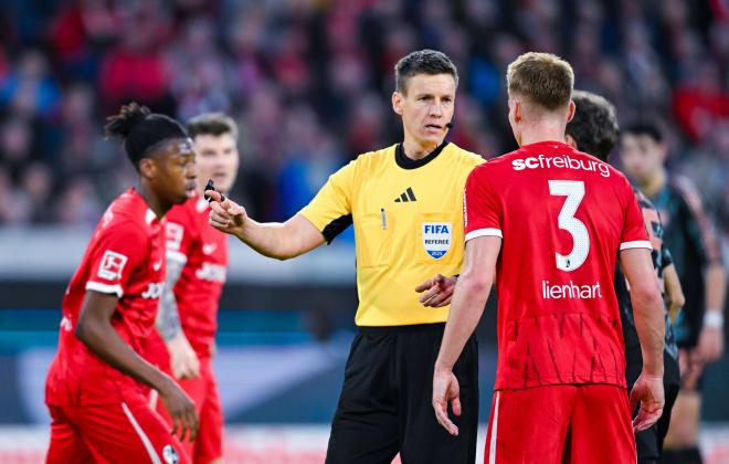 Un árbitro de la Bundesliga, durante un partido (Foto: Cordon Press).