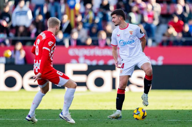 Kike Salas pisa la pelota (Foto: Kiko Hurtado).