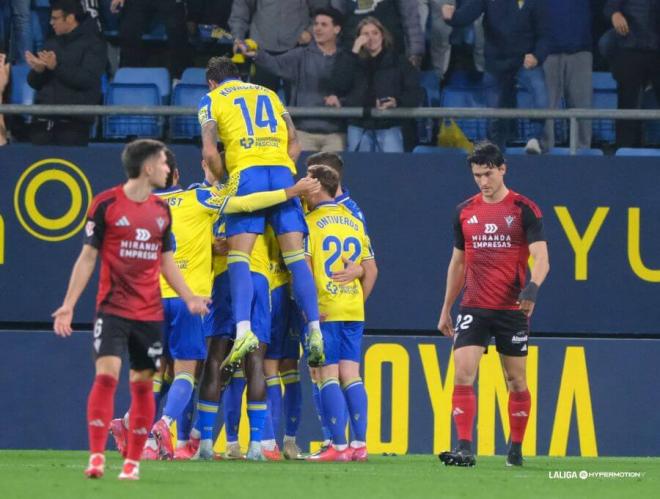 Los jugadores del Cádiz CF celebran el gol de Mario Climent al Mirandés (Foto: LALIGA).