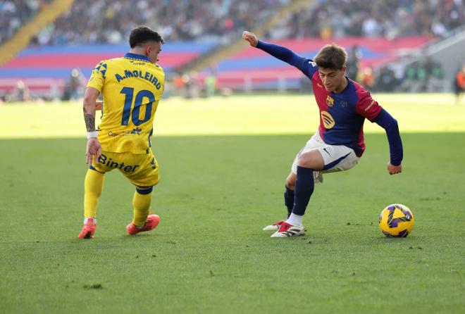 Alberto Moleiro defiende a Pablo Torre en el Barcelona-Las Palmas (Foto: Cordon Press).