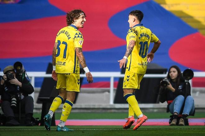 Alberto Moleiro celebra un gol con Fábio Silva en el Barcelona-Las Palmas (Foto: Cordon Press).