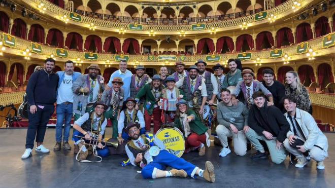 La chirigota 'Los cenadores rumanos', en el Gran Teatro Falla.