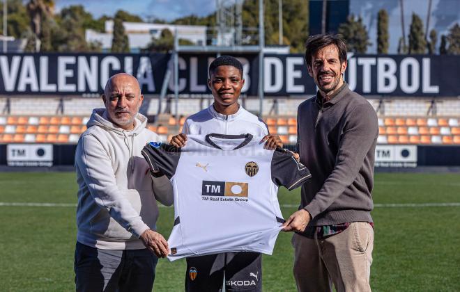 Ezekiel Motunrayo, fichaje del Valencia CF Femenino