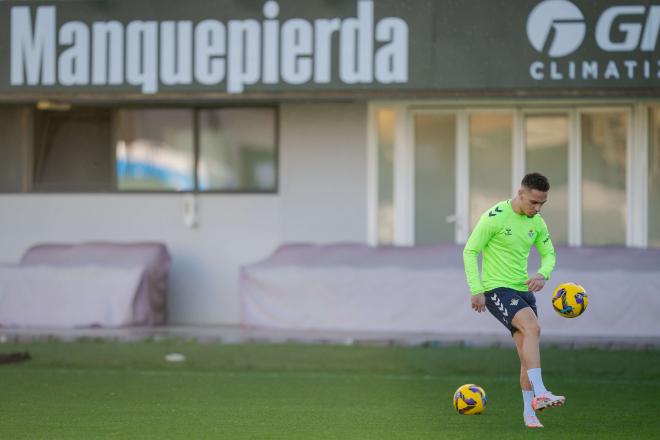 Antony trabajando en la Ciudad Deportiva Luis del Sol (foto: RBB).