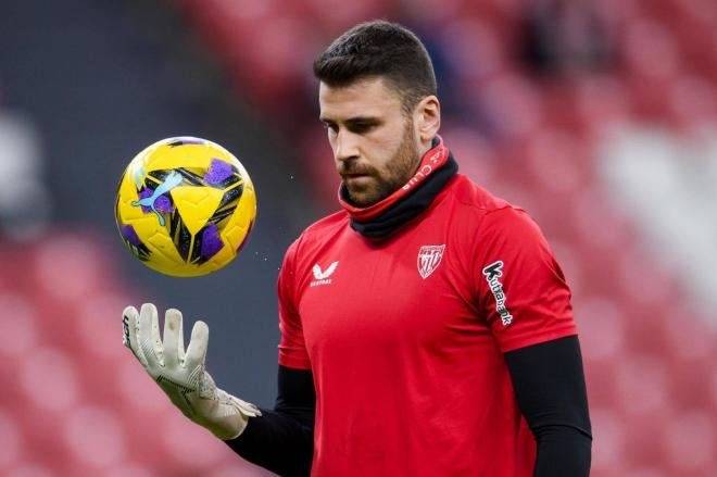 Unai Simón calienta para jugar ante el Leganés en San Mamés (Foto: Athletic Club).