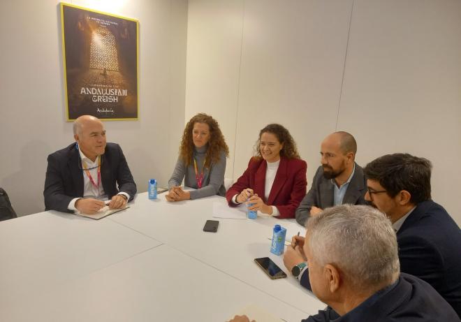 Isabel Sánchez preside la reunión en FITUR con los agentes del sector deportivo de varias comunidades autónomas.