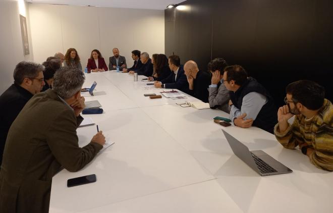 La reunión de Isabel Sánchez en FITUR con los agentes del sector deportivo de varias comunidades autónomas.