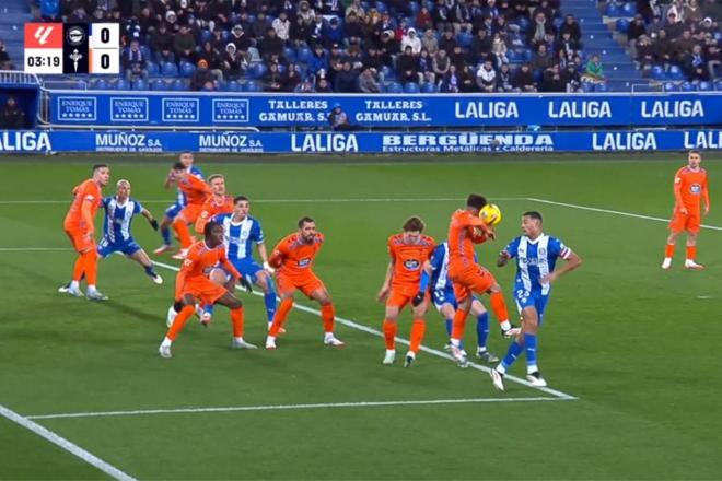 El penalti de Fran Beltrán en el Alavés-Celta (Foto: DAZN).