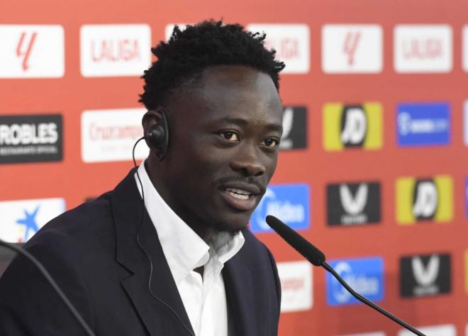 Akor Adams durante su presentación como futbolista del Sevilla FC (foto: Kiko Hurtado).