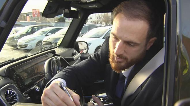 Jan Oblak firmando un autógrafo a un aficionado del Atlético de Madrid (Fuente: ElDesmarque)