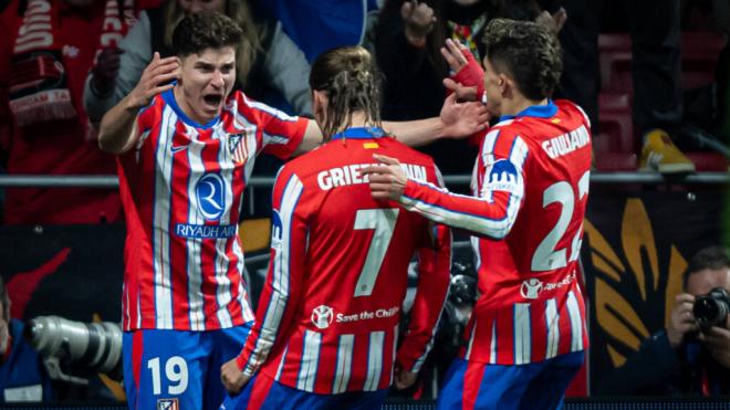 Julián Álvarez, Griezmann y Giuliano Simeone celebran un gol (Cordon Press)