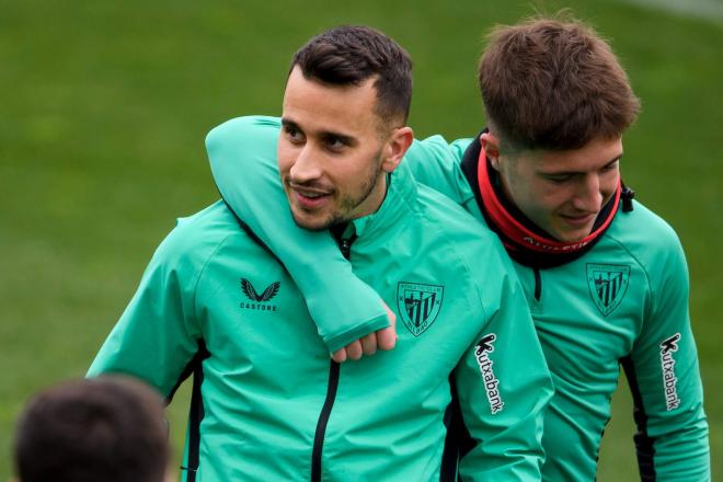 Alex Berenguer es arropado en Lezama tras el susto en su casa (Foto: Athletic Club).