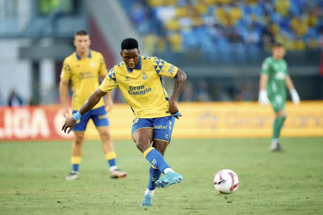 Dário Essugo da un pase en un partido de Las Palmas (Foto: Europa Press).