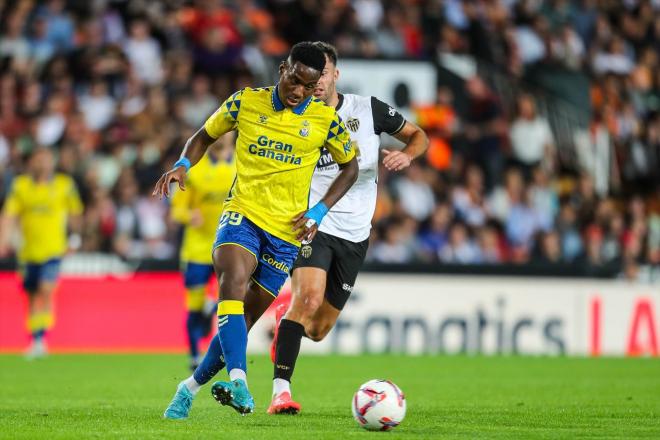 Dário Essugo conduce el balón en el Valencia-Las Palmas (Foto: Europa Press).